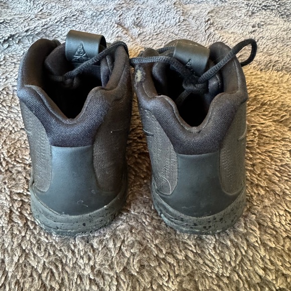 NIKE Kyrie 4 Blackouts Kids Basketball Shoes - Picture 7 of 11